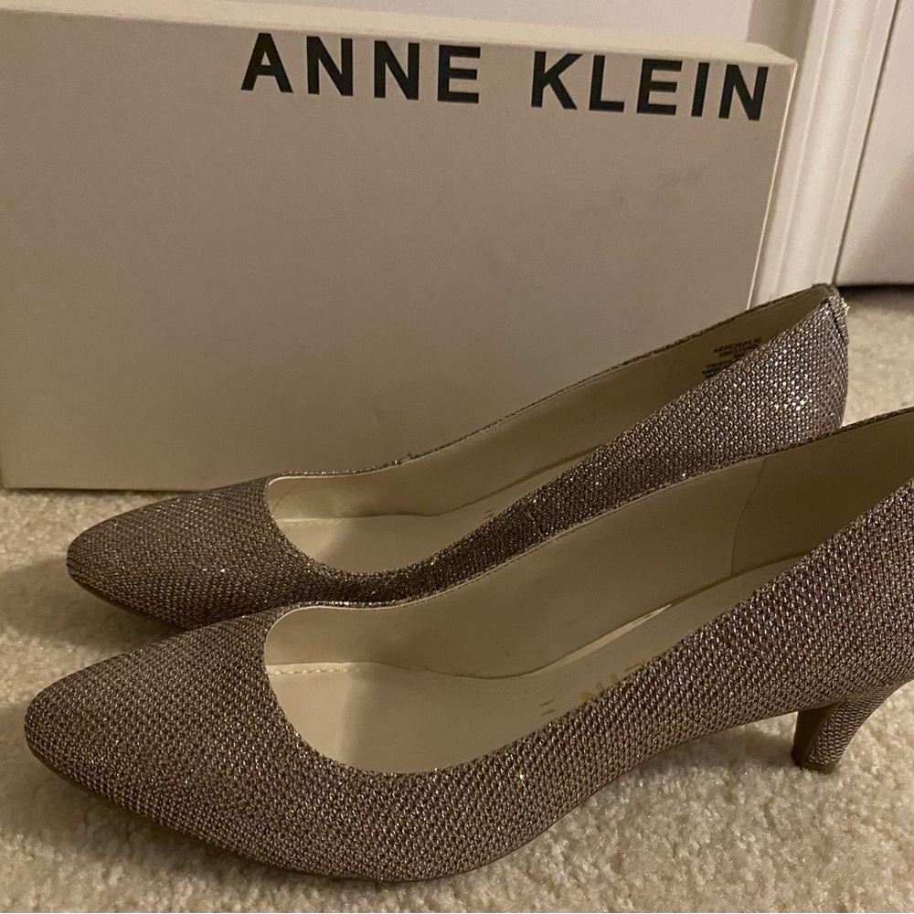 NIB Anne Klein Gold pumps size 8